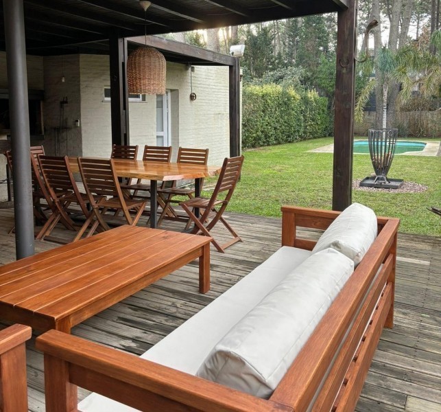 Moderna casa en alquiler y venta sobre Montoya, La Barra a 2 cuadras del mar.